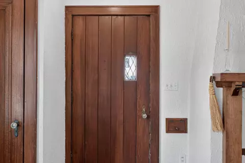 Entry Way - 912 S Wisner St, Jackson, MI 49203 photo 1 of 9