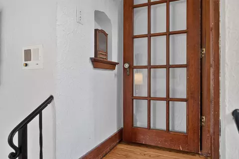 Entry Way - 912 S Wisner St, Jackson, MI 49203 photo 4 of 9