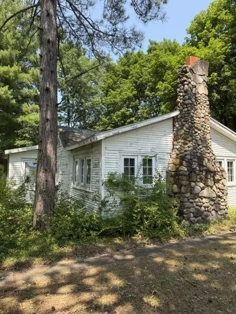 10532 N Oak St, Irons, MI 49644