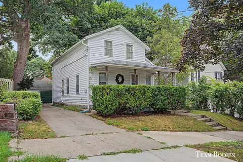 581 Harlan Ave NE, Grand Rapids, MI 49503