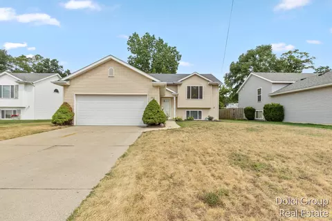 303 Regent St SE, Grand Rapids, MI 49548