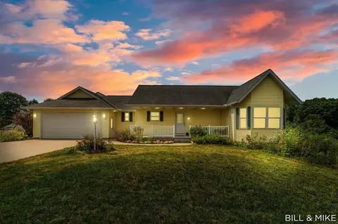 5440 Dalton Rdg, Fennville, MI 49408