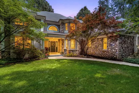 6418 Whitney Woods, Richland, MI 49083