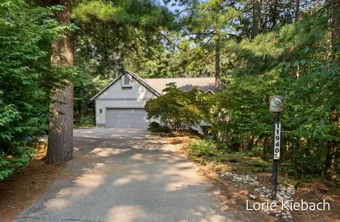 11940 Lakeshore Ave, Grand Haven, MI 49417