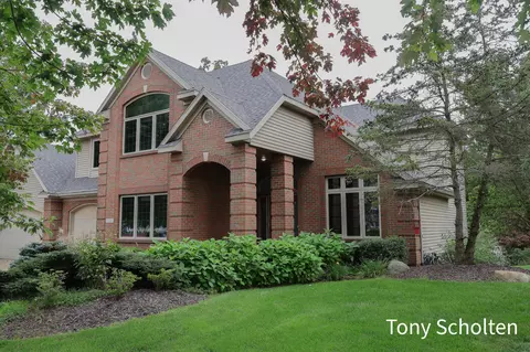 6054 Summerhill Dr, Hudsonville, MI 49426