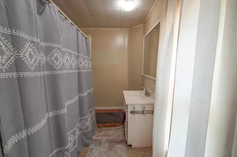 Bath - 910 Pleasant St, Belding, MI 48809 photo 2 of 4