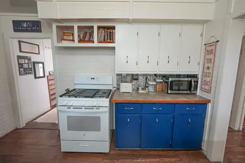 Kitchen - 910 Pleasant St, Belding, MI 48809 photo 3 of 6