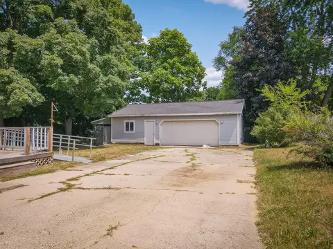 Exterior - 910 Pleasant St, Belding, MI 48809 photo 2 of 15