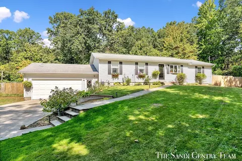 14119 Apple Dr, Fruitport, MI 49415