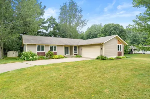 68377 Riverview Dr, South Haven, MI 49090