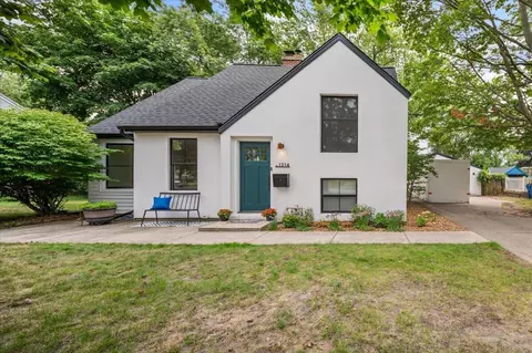 1214 Woodlawn Ave, Grand Haven, MI 49417