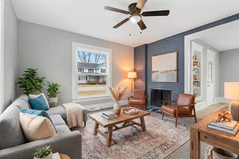 Living - 365 White Pigeon St, Constantine, MI 49042 photo 5 of 7
