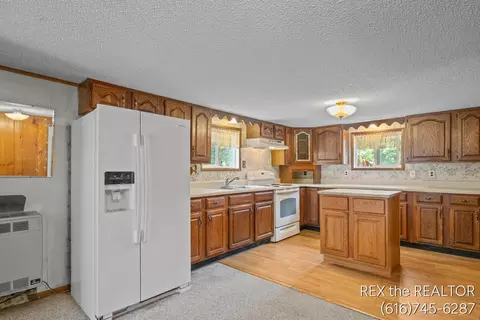 Kitchen - 167 W Brooks St, Newaygo, MI 49337 photo 4 of 5