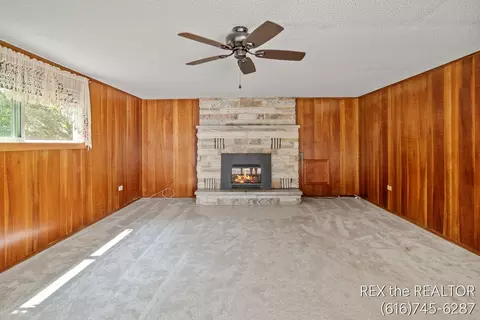 Living - 167 W Brooks St, Newaygo, MI 49337 photo 4 of 6