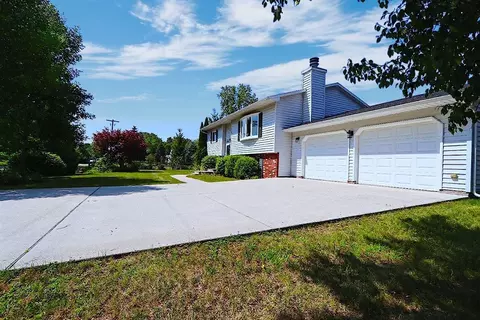 146 6th St, Oscoda, MI 48750
