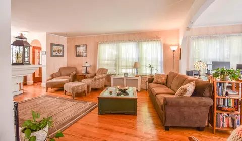 Living - 9 Cornwell Ct, Coldwater, MI 49036 photo 2 of 4