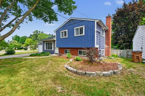 8364 Atlanta Dr NE, Rockford, MI 49341