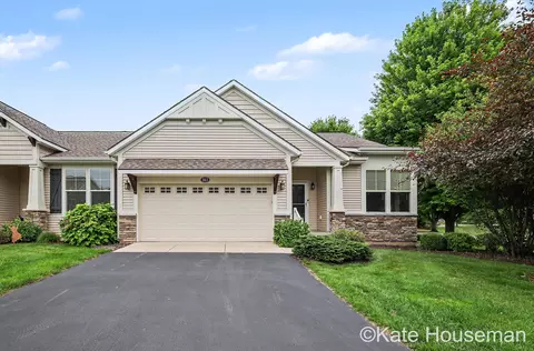 863 Cooks Crossing Dr, Byron Center, MI 49315