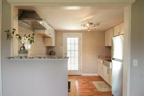 Kitchen - 18528 Pardee Rd, Galien, MI 49113 photo 3 of 3