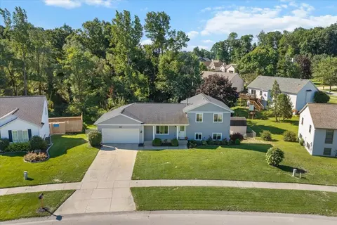 1338 Scott Creek Dr NE, Belmont, MI 49306