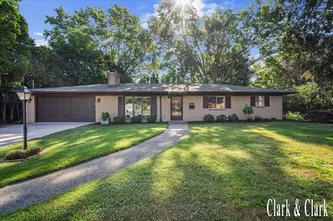 270 Lenora Ave NW, Grand Rapids, MI 49504