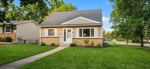 1135 Walwood Dr NE, Grand Rapids, MI 49505