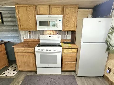 Kitchen - 67003 Oxbow Dr, Constantine, MI 49042 photo 3 of 4