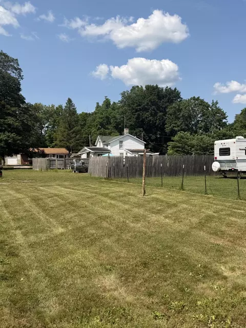 Exterior - 412 4th Ave, Three Rivers, MI 49093 photo 4 of 5
