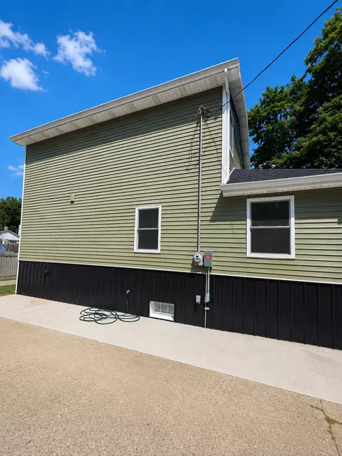 Exterior - 412 4th Ave, Three Rivers, MI 49093 photo 3 of 5