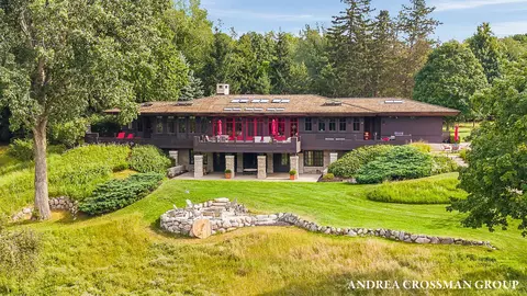 2048 Lakeshore Dr, Fennville, MI 49408