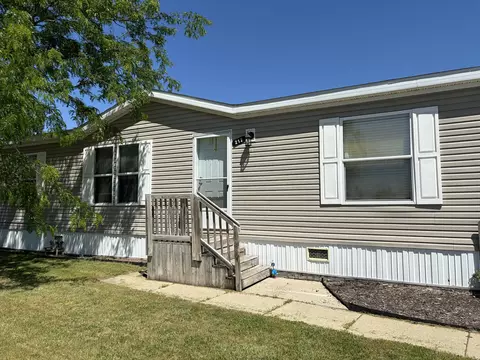 360 E Tuttle Rd #212, Ionia, MI 48846