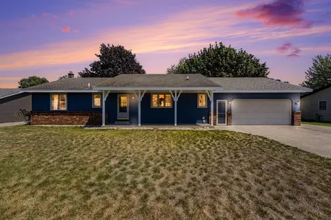 2660 Creek View Dr, Zeeland, MI 49464