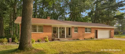 835 E Fennwood Cir, Muskegon, MI 49445