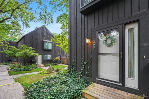 260 Dunbarton Ct, Kalamazoo, MI 49006