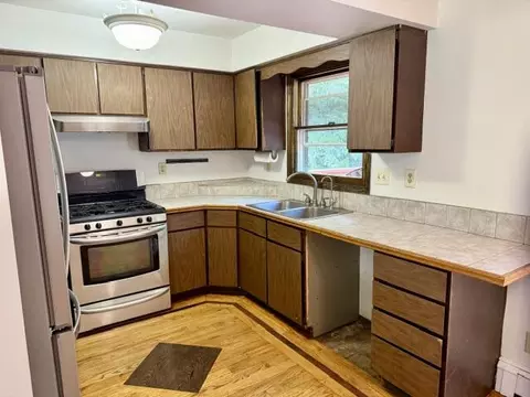 Kitchen - 711 E North Dr, Marshall, MI 49068 photo 2 of 3