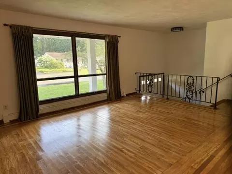 Living - 711 E North Dr, Marshall, MI 49068 photo 3 of 5