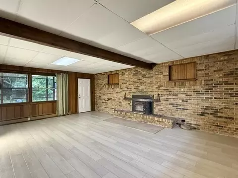 Living - 711 E North Dr, Marshall, MI 49068 photo 4 of 5