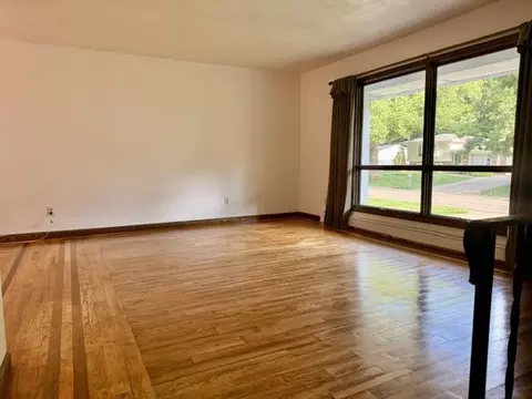 Living - 711 E North Dr, Marshall, MI 49068 photo 2 of 5