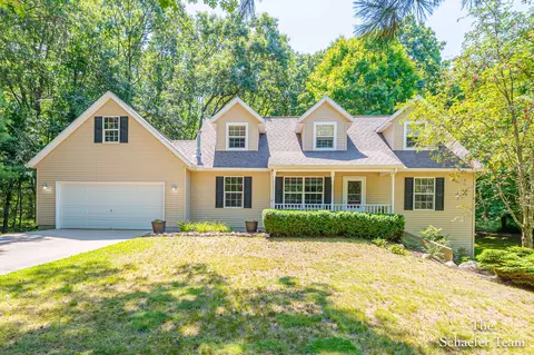 10895 Forest Valley Dr, Greenville, MI 48838