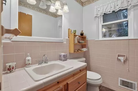 Bath - 3411 Balmars Ave, Jackson, MI 49201 photo 3 of 4