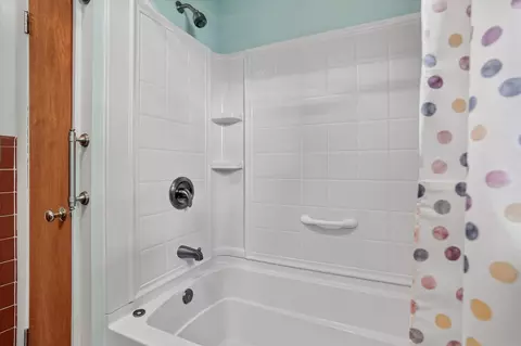 Bath - 3411 Balmars Ave, Jackson, MI 49201 photo 2 of 4