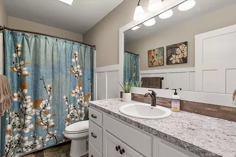 Bath - 1812 Sunquest Ave, Dorr, MI 49323 photo 3 of 4