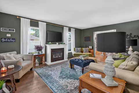 Living - 1210 Gilroy Rd, Jackson, MI 49203 photo 3 of 3