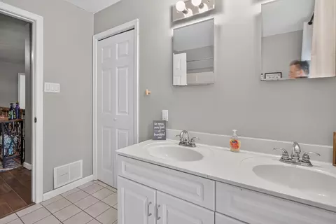 Bath - 1210 Gilroy Rd, Jackson, MI 49203 photo 2 of 5