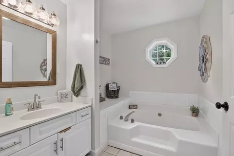 Bath - 1210 Gilroy Rd, Jackson, MI 49203 photo 3 of 5