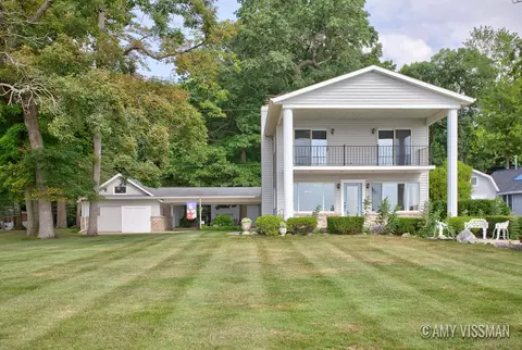 2083 Archwood Dr, Wayland, MI 49348
