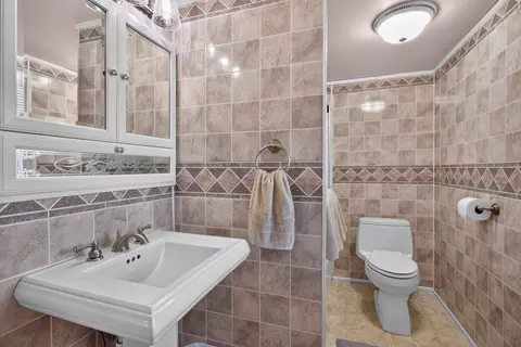 Bath - 232 Bender St, Jackson, MI 49202 photo 4 of 6