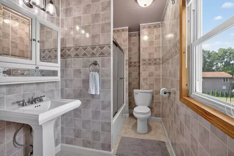 Bath - 232 Bender St, Jackson, MI 49202 photo 5 of 6