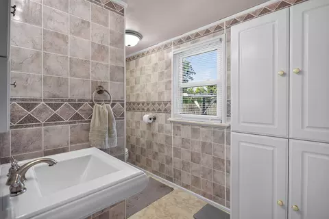 Bath - 232 Bender St, Jackson, MI 49202 photo 1 of 6