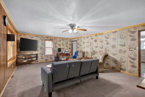 Living - 232 Bender St, Jackson, MI 49202 photo 2 of 4